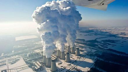 Erst seit diesem Jahr muss der Energiekonzern Vattenfall für den Betrieb des Kohlekraftwerks Jänschwalde in Brandenburg Emissionszertifikate kaufen. Zuvor hat Vattenfall einen Großteil davon kostenlos bekommen - und den Stromkunden dennoch in Rechnung gestellt wie alle anderen Energiekonzerne auch. Doch wegen des Verfalls des CO2-Preises lohnt sich der Betrieb der Kohlemühlen wieder. 