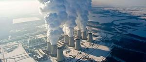 Erst seit diesem Jahr muss der Energiekonzern Vattenfall für den Betrieb des Kohlekraftwerks Jänschwalde in Brandenburg Emissionszertifikate kaufen. Zuvor hat Vattenfall einen Großteil davon kostenlos bekommen - und den Stromkunden dennoch in Rechnung gestellt wie alle anderen Energiekonzerne auch. Doch wegen des Verfalls des CO2-Preises lohnt sich der Betrieb der Kohlemühlen wieder. 