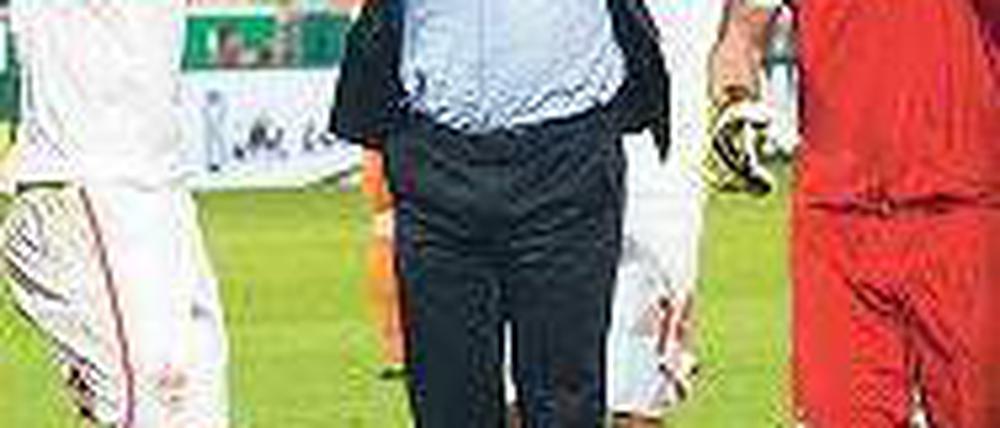 Air Bruno. VfB-Trainer Labbadia kam ungewohnt gut in Stimmung. Foto: dpa