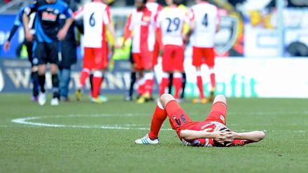 Wieder nichts. Union Berlins Fabian Schönheim liegt nach dem 1:1 gegen Paderborn auf dem Rasen. 