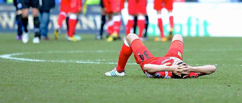 Wieder nichts. Union Berlins Fabian Schönheim liegt nach dem 1:1 gegen Paderborn auf dem Rasen. 