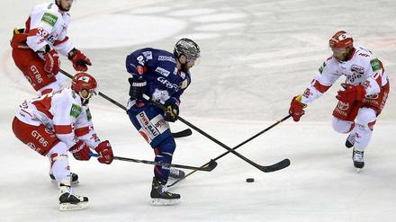 Glück in der Ferne? Heute tritt Darin Olver (blaues Trikot) mit den Eisbären wieder in Köln an. Da gewannen die Berliner Spiel eins.