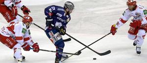 Glück in der Ferne? Heute tritt Darin Olver (blaues Trikot) mit den Eisbären wieder in Köln an. Da gewannen die Berliner Spiel eins.
