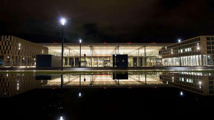 Nachts leuchtet der Flughafen. So gerät er zumindest nicht in Vergessenheit.