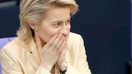 Gespannt verfolgt Ursula von der Leyen die Abstimmung zur Frauenquote. Das Ergebnis dürfte ihr nicht gefallen haben.