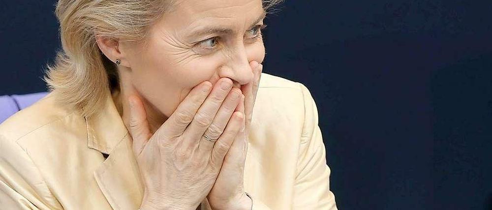 Gespannt verfolgt Ursula von der Leyen die Abstimmung zur Frauenquote. Das Ergebnis dürfte ihr nicht gefallen haben.