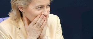 Gespannt verfolgt Ursula von der Leyen die Abstimmung zur Frauenquote. Das Ergebnis dürfte ihr nicht gefallen haben.