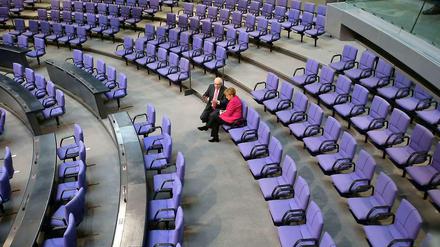 Keine Sternstunde im Parlament: Fraktionschef Volker Kauder im Gespräch mit Kanzlerin Angela Merkel (beide CDU) heut im Bundestag.