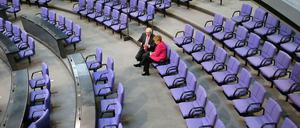 Keine Sternstunde im Parlament: Fraktionschef Volker Kauder im Gespräch mit Kanzlerin Angela Merkel (beide CDU) heut im Bundestag.