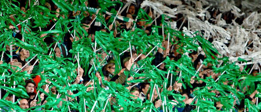 Grün-weiß. Fanchoreographie von Greuther Fürth beim Hinspiel des Frankenderbys.