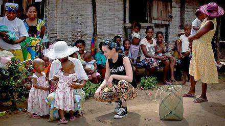Unicef gilt als relativ effizient im Umgang mit Hilfsgeldern. Das Kinderhilfswerk kann auf prominente Helfer zählen. Das Foto zeigt die Sängerin Katy Perry bei einem Besuch in Madagaskar.