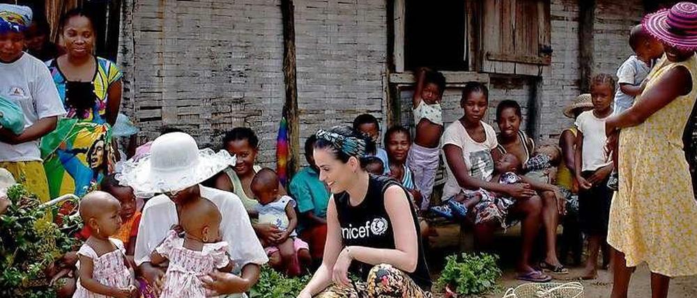 Unicef gilt als relativ effizient im Umgang mit Hilfsgeldern. Das Kinderhilfswerk kann auf prominente Helfer zählen. Das Foto zeigt die Sängerin Katy Perry bei einem Besuch in Madagaskar.