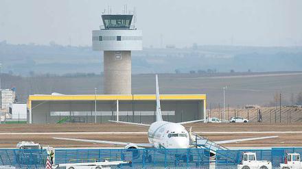 Klein gestartet. Am neuen Flughafen Kassel-Calden, der am vergangenen Donnerstag eröffnet wurde, gibt es derzeit pro Woche nur ein Dutzend Flüge.