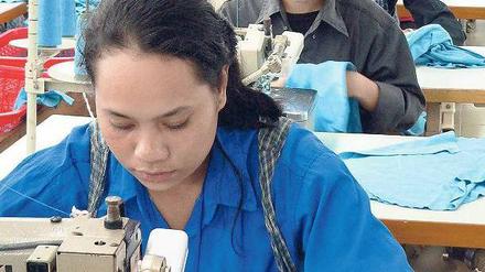 Nähen im Akkord. 14-Stunden-Schichten sind üblich in der Modeproduktion in Asien. 
