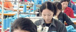 Nähen im Akkord. 14-Stunden-Schichten sind üblich in der Modeproduktion in Asien.