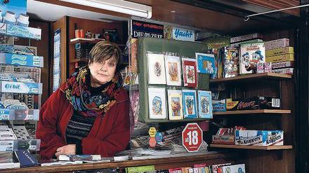 Margot Hoffmann in ihrem Kiosk an der Ecke Preußenallee und Reichsstraße.