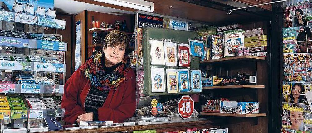 Margot Hoffmann in ihrem Kiosk an der Ecke Preußenallee und Reichsstraße.