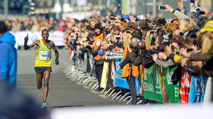 Jacob Kendagor aus Kenia gewinnt den 33. Halbmarathon in Berlin.
