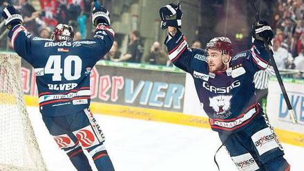 Blueliner mit Bums. Constantin Braun (r.) überzeugte in Spiel zwei gegen Krefeld mit einem Tor und drei Assists.
