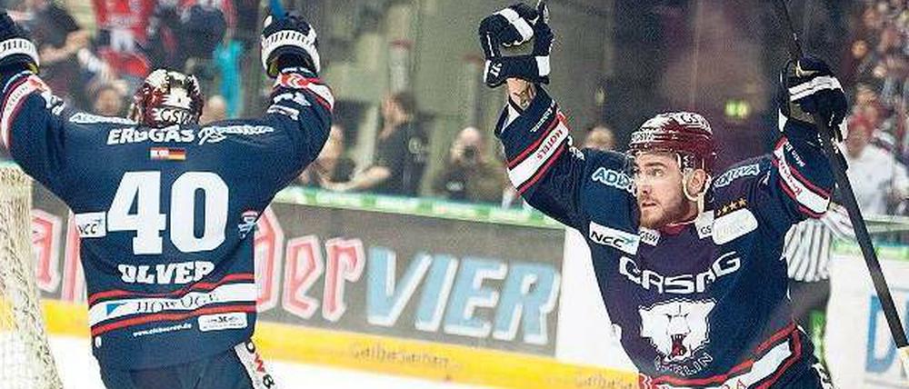 Blueliner mit Bums. Constantin Braun (r.) überzeugte in Spiel zwei gegen Krefeld mit einem Tor und drei Assists.