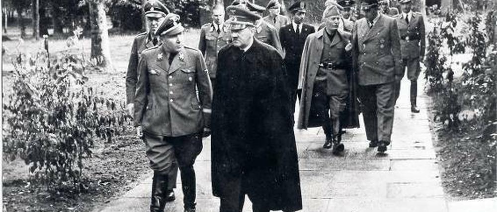 „Alle haben versagt, Bormann nie!“ Hitler und Bormann 1944 in Rastenburg. Foto: bpk