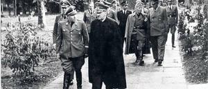 „Alle haben versagt, Bormann nie!“ Hitler und Bormann 1944 in Rastenburg. Foto: bpk
