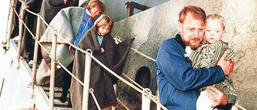 Ein Löschboot bekämpft im Hafen den Brand auf der „Scandinavian Star“.