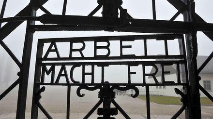 Rund 68 Jahre nach dem Ende des Zweiten Weltkriegs wollen deutsche Fahnder laut einem Bericht Vorermittlungen gegen 50 mutmaßliche NS-Täter einleiten. Das Foto zeigt das Eingangstor des KZs Dachau.