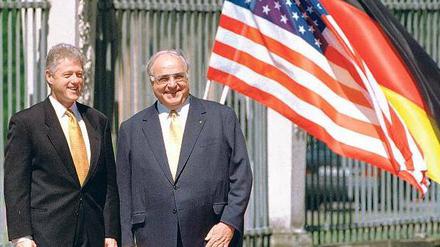 Große Momente. Ob Bill Clinton und Helmut Kohl im Schlosspark von Sanssouci die Sonne genossen, Berlin und die Welt die Aufhebung des Checkpoints Charlie feierten oder Königin Elizabeth II. zu Gast in der Hauptstadt war: Martin Löer (unten links) war als Protokoller fürs Gelingen mitverantwortlich. Fotos: dpa (3x), Thilo Rückeis
