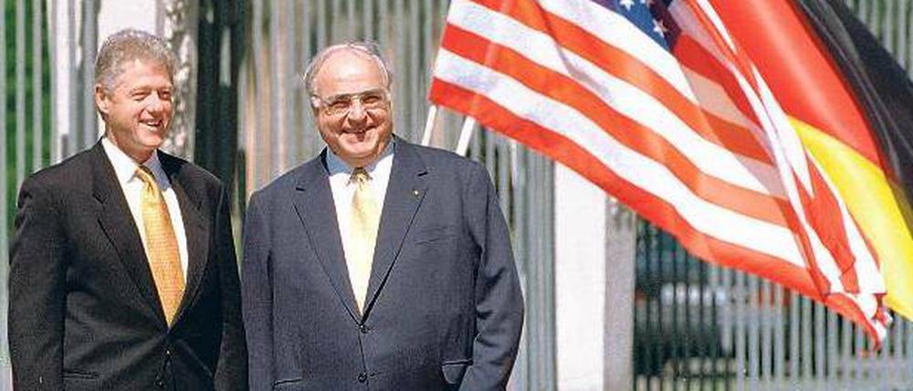 Große Momente. Ob Bill Clinton und Helmut Kohl im Schlosspark von Sanssouci die Sonne genossen, Berlin und die Welt die Aufhebung des Checkpoints Charlie feierten oder Königin Elizabeth II. zu Gast in der Hauptstadt war: Martin Löer (unten links) war als Protokoller fürs Gelingen mitverantwortlich. Fotos: dpa (3x), Thilo Rückeis