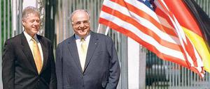 Große Momente. Ob Bill Clinton und Helmut Kohl im Schlosspark von Sanssouci die Sonne genossen, Berlin und die Welt die Aufhebung des Checkpoints Charlie feierten oder Königin Elizabeth II. zu Gast in der Hauptstadt war: Martin Löer (unten links) war als Protokoller fürs Gelingen mitverantwortlich. Fotos: dpa (3x), Thilo Rückeis