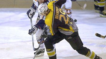 Szene aus dem Halbfinale von 2003: Eisbären-Stürmer David Roberts (hinten) im Duell mit Krefelds Christoph Brandner.
