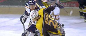 Szene aus dem Halbfinale von 2003: Eisbären-Stürmer David Roberts (hinten) im Duell mit Krefelds Christoph Brandner.