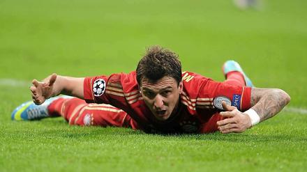 Am Boden. Bayerns Offensivkünstler Mario Mandzukic ist sich für die Abwehrarbeit nicht zu schade.