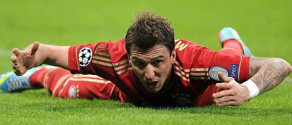 Am Boden. Bayerns Offensivkünstler Mario Mandzukic ist sich für die Abwehrarbeit nicht zu schade.