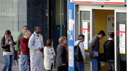 Arbeitslose Spanier vor einem Arbeitsamt in Madrid.