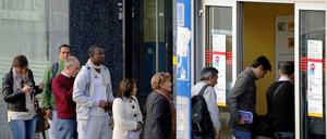 Arbeitslose Spanier vor einem Arbeitsamt in Madrid.