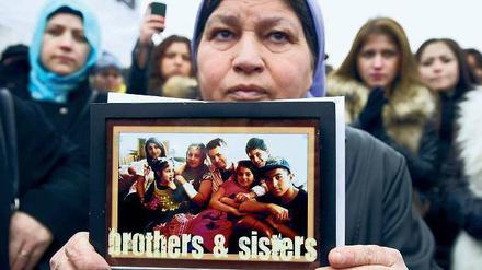 Was zählt? In der Heimat von Yunus’ Vorfahren fordern diese Frauen, dass das Pflegekind aus seinem Geburtsland Holland in die Türkei gebracht wird. Foto: AFP