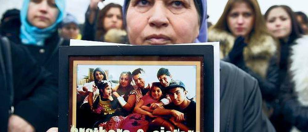 Was zählt? In der Heimat von Yunus’ Vorfahren fordern diese Frauen, dass das Pflegekind aus seinem Geburtsland Holland in die Türkei gebracht wird. Foto: AFP