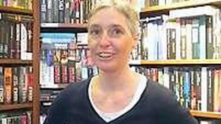 Cornelia Hüppe in ihrer Kriminalbuchhandlung.