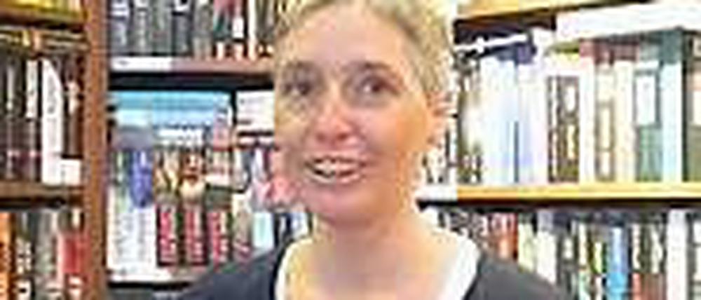 Cornelia Hüppe in ihrer Kriminalbuchhandlung.