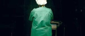 Unter Verdacht. Bestechung oder Vorteilsannahme gibt es auch im Gesundheitsbereich. Die Bundesregierung will der Korruption nun den Garaus machen. Foto: dpa