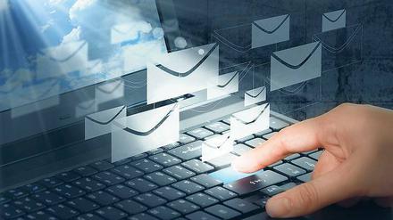 Pling! Schon wieder eine neue Nachricht. Experten raten zu E-Mail-Sprechzeiten, auf die man in der Signatur hinweist. Und im Urlaub lieber in ein Funkloch zu fahren – falls man es nicht allein schafft, die Arbeitsmails zu ignorieren. Foto: fotolia