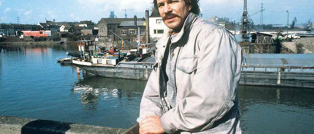 So kennen wir ihn. Götz George in seiner Rolle als „Tatort“-Kommissar Schimanski bei Dreharbeiten im Duisburger Hafen.