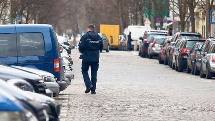 Neu im Revier: Ein Kontrolleur des Ordnungsamtes läuft Streife im Bötzowkiez. Falschparker müssen schon jetzt Geldstrafen fürchten.