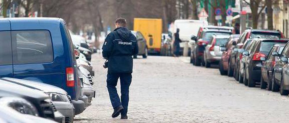 Neu im Revier: Ein Kontrolleur des Ordnungsamtes läuft Streife im Bötzowkiez. Falschparker müssen schon jetzt Geldstrafen fürchten.