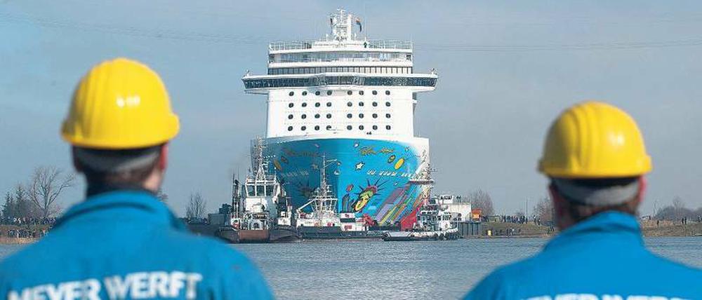 Und tschüss. Mitarbeiter der Meyer Werft beobachten, wie die „Norwegian Breakaway“ den Hafen in Papenburg verlässt.