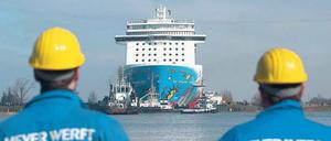 Und tschüss. Mitarbeiter der Meyer Werft beobachten, wie die „Norwegian Breakaway“ den Hafen in Papenburg verlässt.