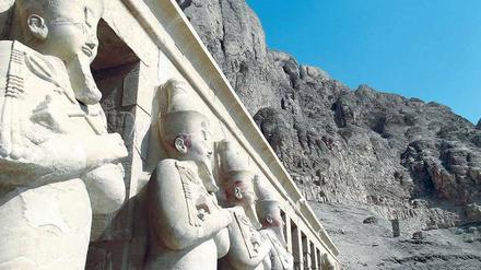Fast ganz für sich hat die überschaubare Zahl von Touristen die Sehenswürdigkeiten entlang des Nils. Hier der Tempel der Königin Haptschetsut nahe Luxor.
