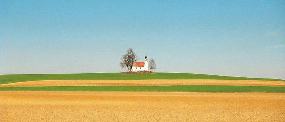 Stille Hallertau. Blick über die Felder zur Kapelle von Leitenhausen.